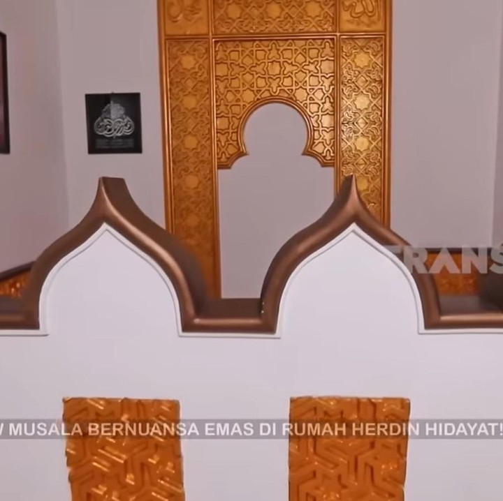 <p>Rumah aktor 65 tahun ini diketahui memiliki 20 kamar dan fasilitas yang cukup lengkap, salah satunya adalah musala yang didesain dengan nuansa emas. (Foto: YouTube TRANS7 OFFICIAL)</p>
