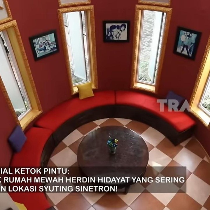 <p>Rumah tersebut juga memiliki ruangan khusus yang disebut ruang bundar untuk tempat kumpul keluarga. Meski rumahnya itu pernah ditawar dengan harga mahal, Herdin mengaku tak berniat menjualnya. "Iyalah enggak akan saya jual, ini buat anak cucu saya nanti," tuturnya. (Foto: YouTube TRANS7 OFFICIAL)</p>