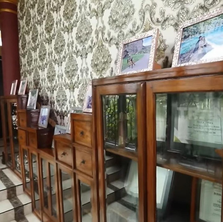 <p>Herdin juga menyediakan lemari khusus untuk menyimpan beragam prestasi yang telah diraihnya sejak terjun ke dunia hiburan pada 1980-an. Bakat Herdin ternyata menurun kepada Anesya juga meniti karier di dunia hiburan. Alih-alih menjadi pemeran, Anesya lebih memilih jadi presenter. (Foto: YouTube TRANS7 OFFICIAL)</p>