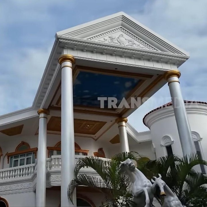 <p>Bunda yang sering nonton sinetron mungkin sudah tak asing lagi dengan rumah mewah ini. Usut punya usut, rumah ini milik aktor senior Herdin Hidayat, ayah dari presenter Anesya Anggun. (Foto: YouTube TRANS7 OFFICIAL)</p>