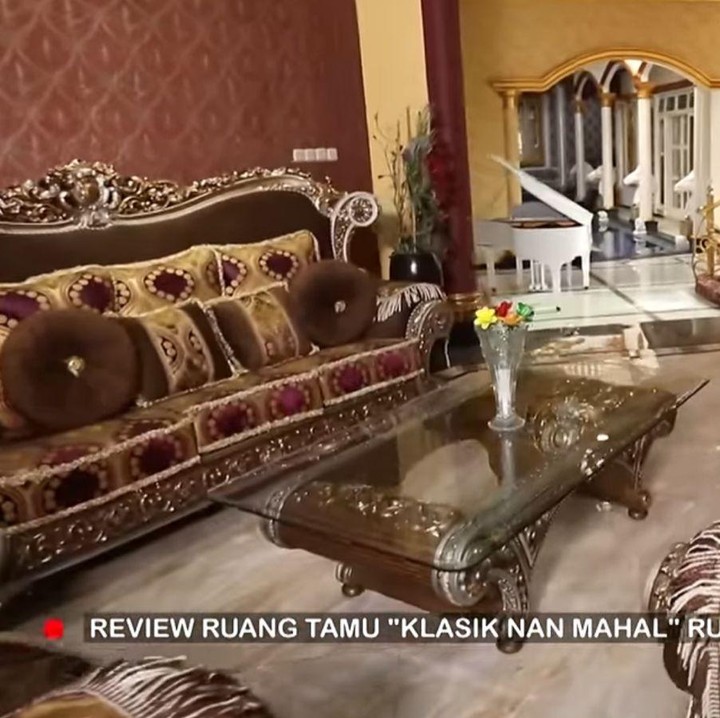 <p>Anesya dan sang Ayah sering membuat konten di rumah mereka hingga akhirnya mencuri perhatian publik. Rumah dengan desain klasik ini diketahui memiliki luas tanah 3.000 meter persegi, Bunda. (Foto: YouTube TRANS7 OFFICIAL)</p>