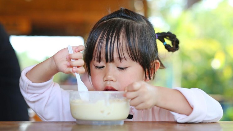 Pentingnya tidak melewatkan sarapan saat ajak anak liburan