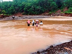 Jembatan Lenyap, Warga-Pelajar Kembali Bertarung dengan Arus Sungai