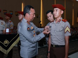 Kadiv Humas Sematkan Brevet Kehumasan ke 10 Taruna Akpol Nilai Sertifikasi Terbaik