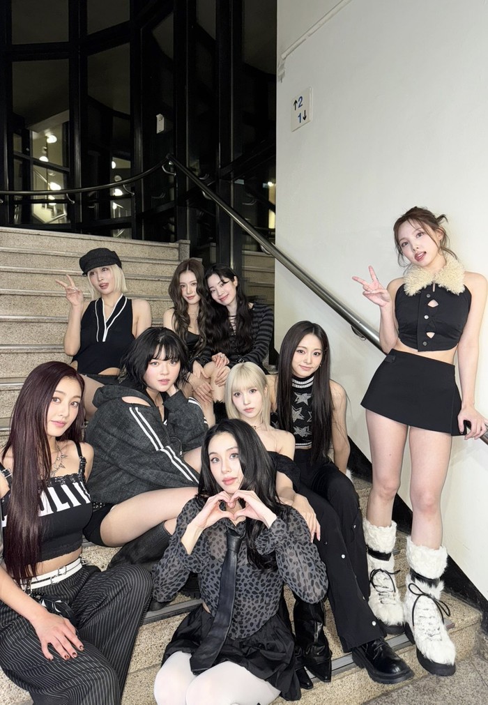 Siapa sih yang tidak kenal girlband Korea asuhan JYP Entertainment satu ini? Ya, debut pada 20 Oktober 2015 dengan mini album pertama bertajuk ‘THE STORY BEGINS’, TWICE sudah berkarier dan menghibur fans selama hampir satu dekade./ Foto: x.com/JYPETWICE