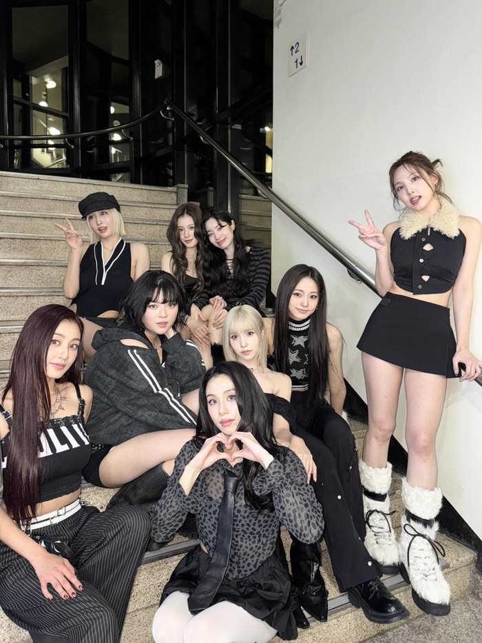 Siapa sih yang tidak kenal girlband Korea asuhan JYP Entertainment satu ini? Ya, debut pada 20 Oktober 2015 dengan mini album pertama bertajuk ‘THE STORY BEGINS’, TWICE sudah berkarier dan menghibur fans selama hampir satu dekade. / Foto: x.com/JYPETWICE