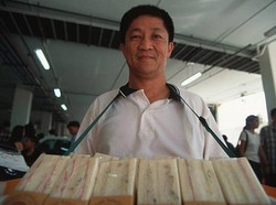 Dulunya Hidup Mewah, Miliarder Ini Kini Jualan Roti di Pinggir Jalan