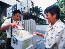 Jungkir Balik Hidup Sirivat, Dulu Miliarder Kini Jadi Penjual Roti di Jalan