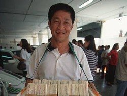 Dulu Kaya Raya, Miliarder Ini Sekarang Jual Roti di Pinggir Jalan
