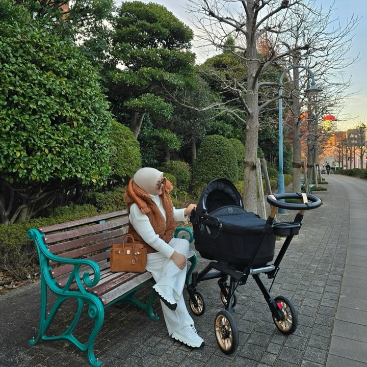 <p>Syahrini mengaku bersyukur karena Januari tahun ini sudah menyambut kehadiran anak pertama mereka. "Akhirnya Bapak 'RB' Pulang Khampung, January Tahun Lalu Mommy Incesss Sedang Hami Muda <em>Baby 'R'</em>. January Tahun Ini <em>Alhamdulillah</em> bayi kita sudah <em>Shiowww</em> ke Dunia Ini. <em>I LOVE YOU ALLAH SWT,</em>" tulis Syahrini, dikutip dari laman <em>Instagram@princessyahrini.</em> (Foto: Instagram@princessyahrini)</p>