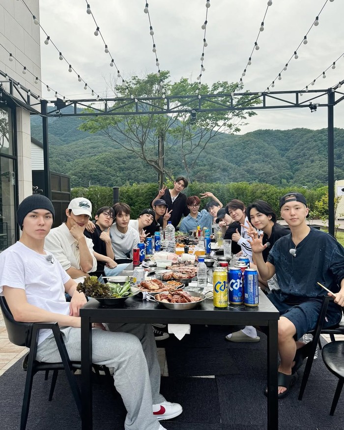 Tak terasa SEVENTEEN akan genap berusia satu dekade tahun ini. Walaupun salah satu personelnya, yakni Jeonghan, kini tengah menjalani wajib militer (wamil), fans tetap tidak sabar untuk merayakan momen penting itu bersama./ Foto: x.com/pledis_17