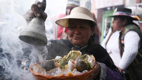 FOTO: Tradisi Memberkati Patung Bayi Yesus di Bolivia