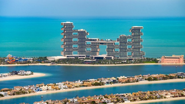 Uni Emirat Arab kembali menggegerkan dunia dengan rencana gila proyek arsitektur futuristik membangun surga pulau di atas langit.