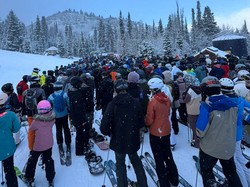 Resor Ski Mewah Didemo Pekerja, eh Pengunjung Justru Dukung Aksi Itu Kemudian