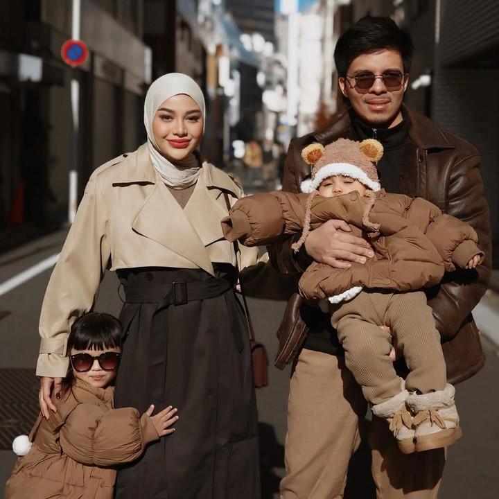 <p>Aurelie Hermansyah dan Atta Halilintar menghabiskan liburan akhir tahun di Jepang bersama kedua putrinya. Mereka pun tampil kompak dengan <em>outfit</em> serasi yang dikenakan saat menyusuri kota Tokyo. (Foto: Instagram@aurelie.hermansyah)</p>