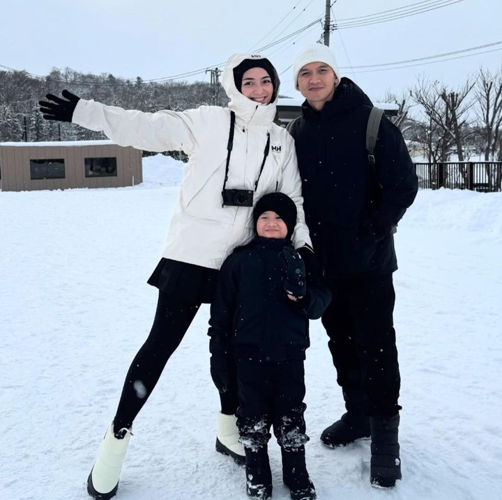<p>Citra Kirana dan Rezky Aditya termasuk salah satu pasangan artis yang memilih Jepang sebagai destinasi liburan pergantian tahun bersama keluarga. Tak hanya berdua, mereka juga mengajak sang putra, Keene Atharrazka Adhitya. Melalui laman Instagramnya, perempuan yang akrab disapa Ciki itu mengabadikan momen saat mengunjungi Asahiyama Zoo. (Foto: Instagram@citraciki)</p>