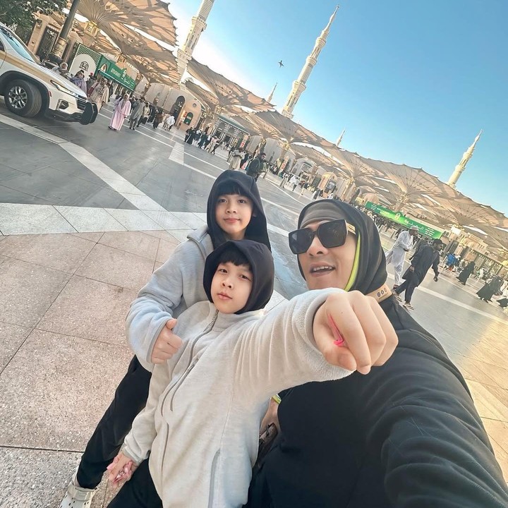 <p>"Pembelajaran memang jangan cuma dengar 'katanya katanya', kata tema yang pernah umrah di musim dingin, katanya dinginnya palingan cuma adem-adem Puncak Bogor saja kok. Enggak tahunya enam derajat rasa tiga derajat. Alhasil saltum deh kedinginan. Sempat ngobrol juga sama orang Arab. kabarnya nanti Februari bakal lebih dingin lagi, yang mau ke Saudi, better prepare baru hangatnya, ya," ujar Donita dengan menyisipkan emotikon menangis. (Foto: Instagram: @donitahubiy/@adinugroho_st)</p>
