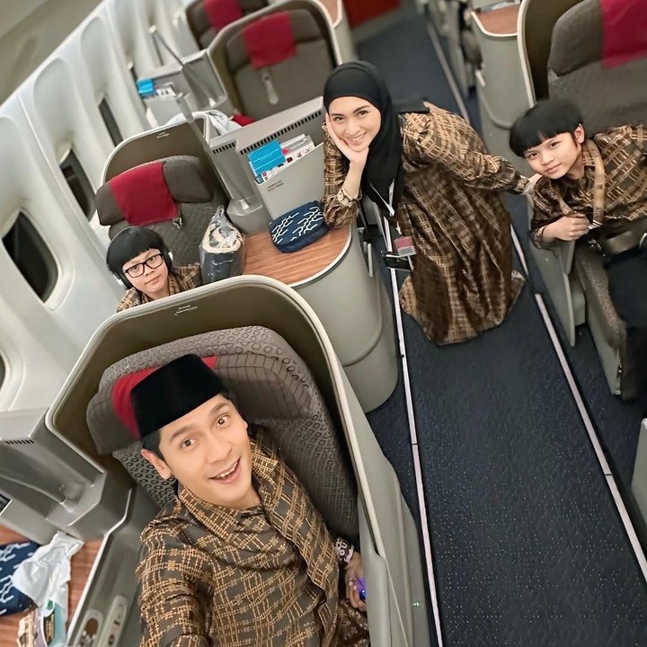 <p>Pasangan Donita dan Adi Nugroho tengah menjalankan ibadah umrah di awal tahun 2025. Tidak hanya berdua, keduanya turut mengajak kedua putranya, Svarga dan Parvaiz. (Foto: Instagram: @donitahubiy/@adinugroho_st)</p>