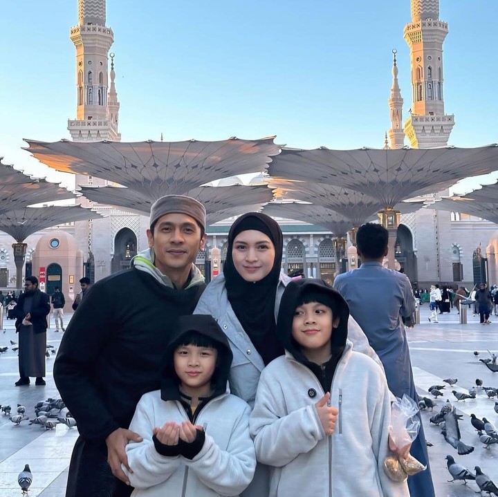 <p>Meski terhalang cuaca yang sangat dingin, Donita menyebut kedua putranya tetap semangat menjalankan ibadah. Mereka bahkan tidak rewel, Bunda. (Foto: Instagram: @donitahubiy/@adinugroho_st)</p>