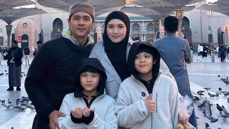 Donita dan Adi Nugroho Umrah