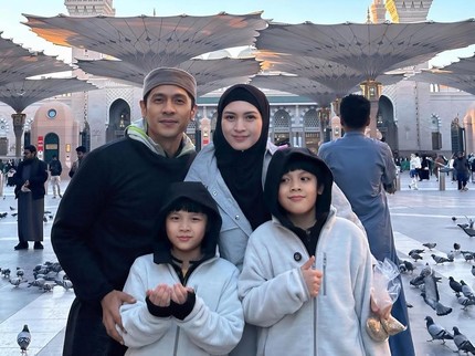 5 Potret Donita dan Adi Nugroho Umrah saat Musim Dingin, Suhu Sentuh 6 Derajat Celsius