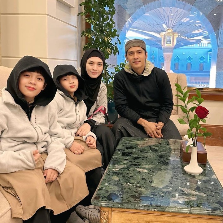 <p>Selama beribadah umrah, Donita dan Adi bercerita bahwa mereka sempat 'salah kostum'. Pasalnya, kala itu wilayah Arab Saudi mengalami musim dingin hingga suhu enam derajat. (Foto: Instagram: @donitahubiy/@adinugroho_st)</p>