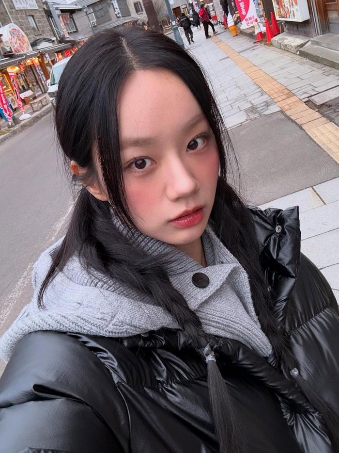 Hyeri yang biasanya menonjolkan karakter tomboy, kini mewarnai pipinya dengan blush on merah yang manis. Ia mengepang dua sisi rambutnya untuk menciptakan suasana yang lebih fresh dan playful./ Foto: Elle Korea