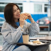 5 Makanan yang Sebaiknya Dihindari Sebelum Naik Pesawat, Ada yang Bikin Mual!