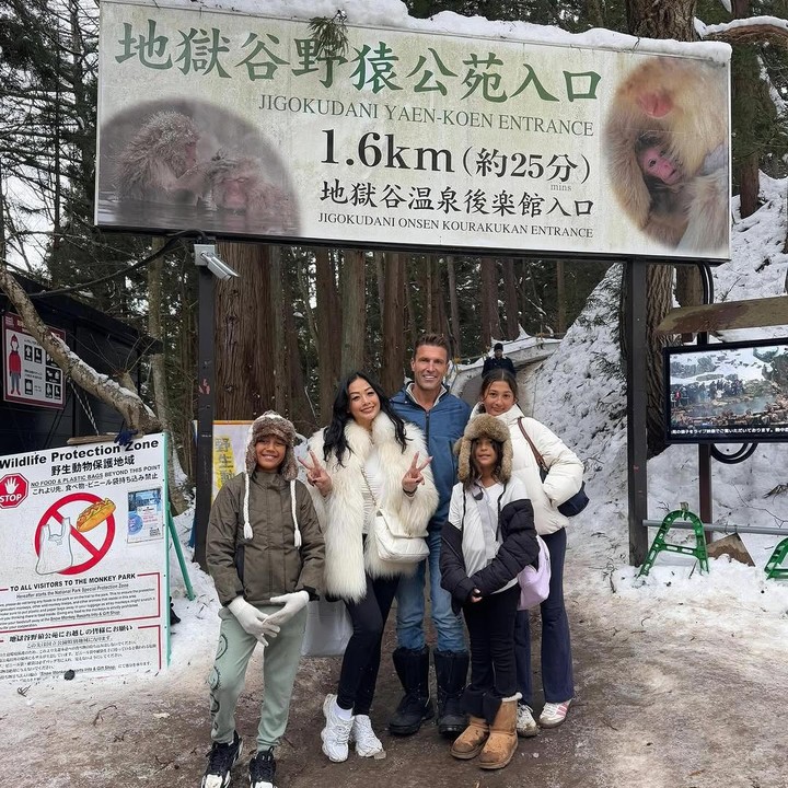 <p>Indah Kalalo dan sang suami, Ibrahim Justin Werner, juga tengah liburan di Jepang bersama ketiga anaknya. Aktris cantik ini juga mengunggah momen bersama keluarga saat mengunjungi Jigokudani Yaen-koen. (Foto: Instagram@indahkalalo)</p>