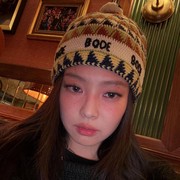 Tampil Fresh dan Manis, Intip 5 Gaya Selebriti Korea Memakai Blush On yang Bisa Kamu Tiru