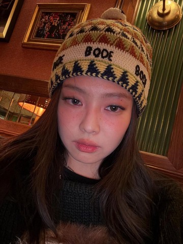 Tampil Fresh dan Manis, Intip 5 Gaya Selebriti Korea Memakai Blush On yang Bisa Kamu Tiru