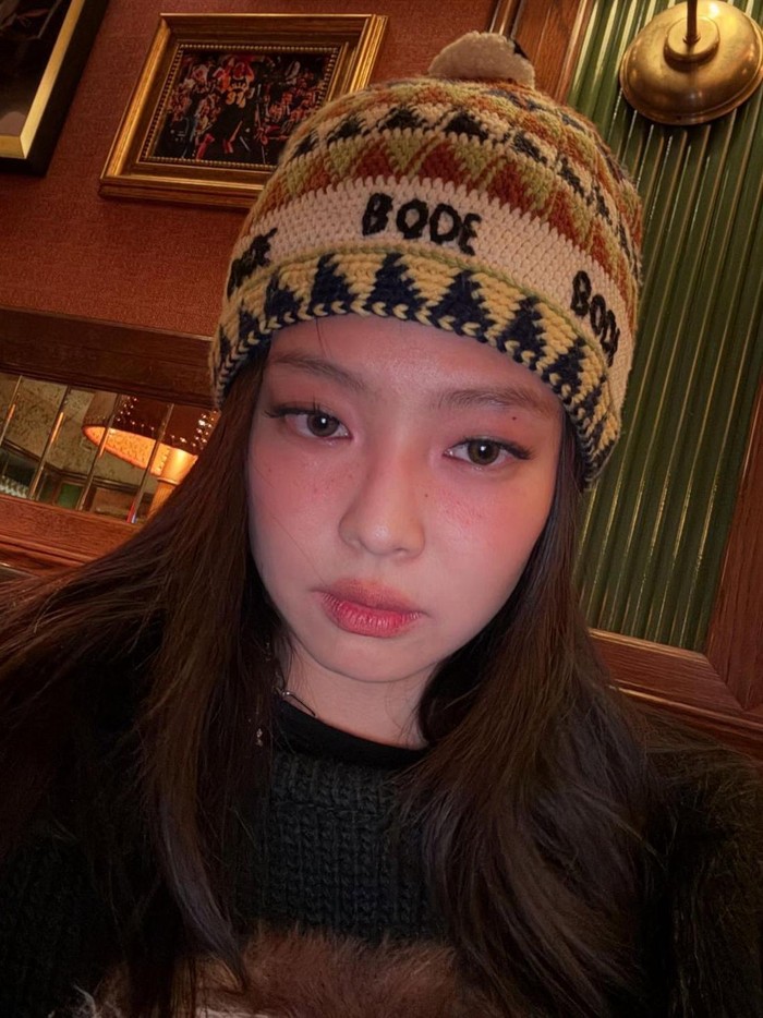 Jennie BLACKPINK secara natural memakai blush on dengan warna yang mirip dengan warna bibirnya. Ia memberikan warna merah yang manis di kedua pipi sepanjang pangkal hidung hingga kelopak mata./ Foto: Elle Korea