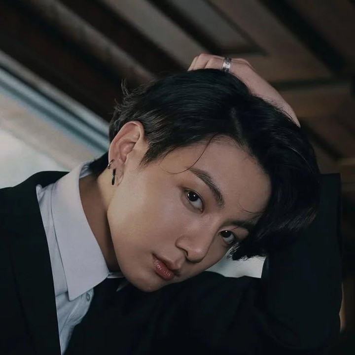 <p>Jungkook BTS masuk ke dalam daftar wajah paling tampan di dunia versi TC Candler selama sembilan tahun berturut-turut. Hal tersebut membuatnya menjadi salah satu idol K-Pop tertampan di dunia. (Foto: Instagram @jungkook_bighitentertainment)</p>
