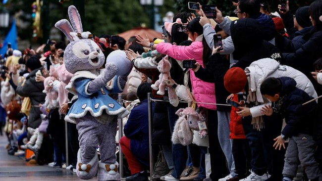 FOTO: Kala Boneka Rubah Linabell Jadi Penenang Hati Anak Muda China