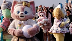 FOTO: Kala Boneka Rubah Linabell Jadi Penenang Hati Anak Muda China