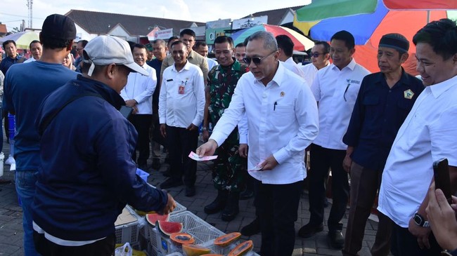 Meskipun harga cabe rawit sedang naik, namun harga kebutuhan pokok seperti ayam, beras, daging sapi, hingga telur cenderung lebih murah.