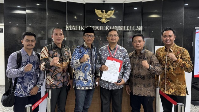 Koordinator Hukum TPP Khofifah-Emil, Edward Dewaruci, menilai gugatan yang dilayangkan tim Risma-Gus Hans tidak memiliki dasar yang kuat.