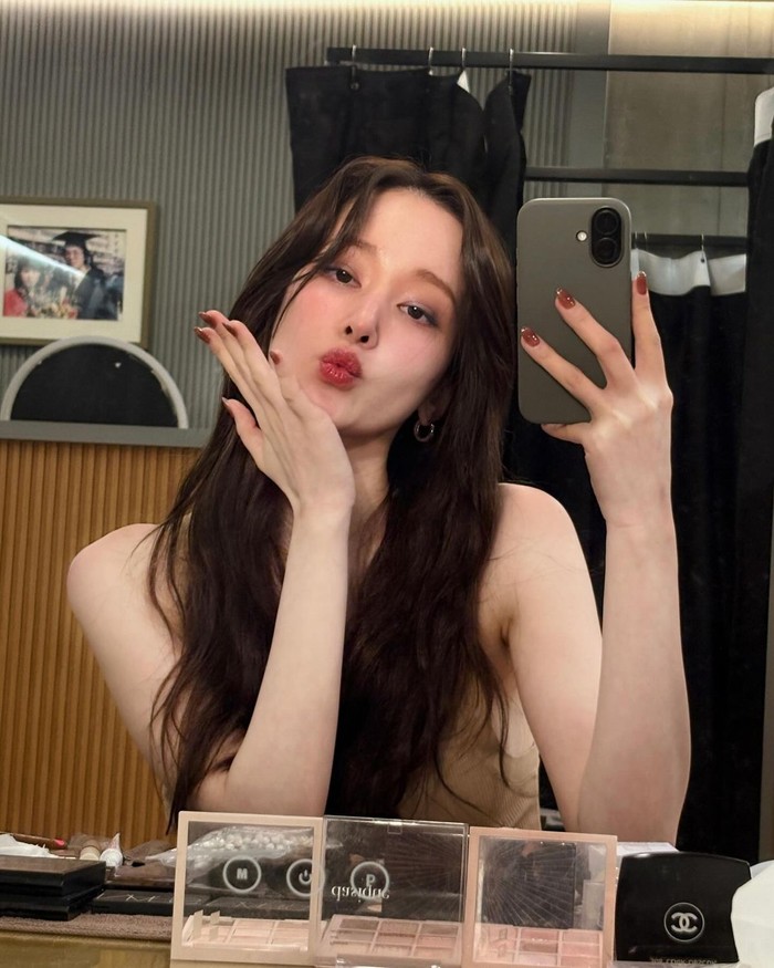 Makeup Jeon Jong Seo dengan rona merah yang fresh di sekitar mata kini menjadi ciri khasnya. Riasan tersebut juga semakin mengungkap suasana misteriusnya./ Foto: Elle Korea