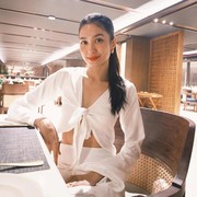 Get The Look: Inspirasi Gaya ke Pantai ala Mikha Tambayong saat Liburan di Bali