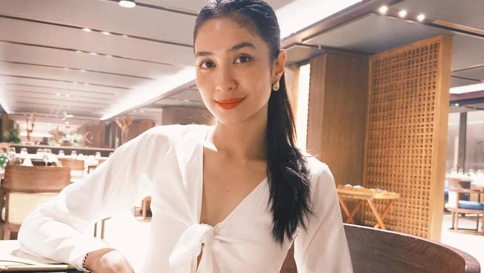 Get The Look: Inspirasi Gaya ke Pantai ala Mikha Tambayong saat Liburan di Bali