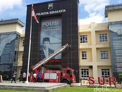 Penampakan Poster Raksasa Gambar Jokowi di Polresta Solo yang Akhirnya Dicopot