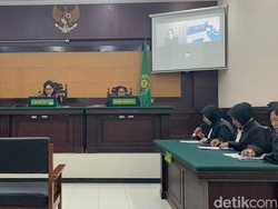 Polwan yang Bakar Suami di Mojokerto Nangis saat Bacakan Pledoi