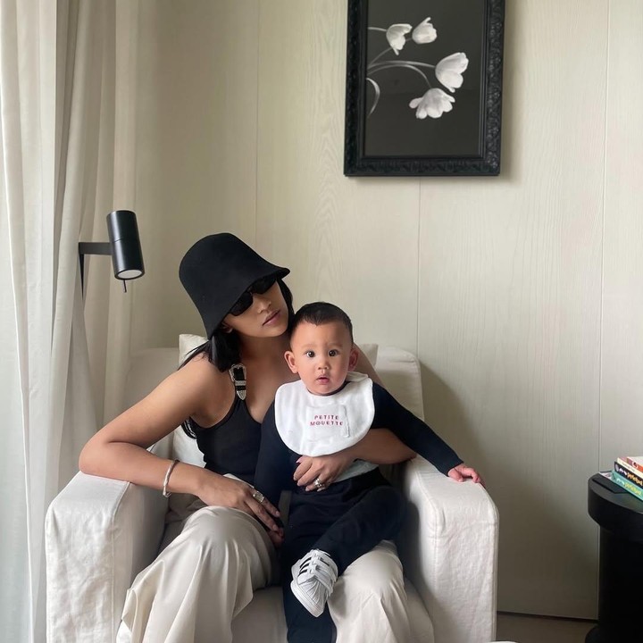 <p>Setelah menikah dengan Andreas Paramawidya Wisesa, penyanyi cantik Angel Pieters dikaruniai seorang putra tampan bernama Caspar Arsyanendra Wisesa. Si Kecil yang lahir pada 26 Desember 2023 ini sudah genap berusia satu tahun. (Foto: Instagram: @angelpieters)</p>