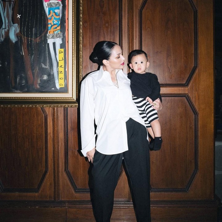 <p>Pada pergantian tahun, Angel menyebut bahwa melahirkan Caspar adalah salah satu hal yang disyukurinya. Terlebih, sang putra sangat mencintai laut dan pepohonan sama sepertinya. "Hal yang aku syukuri di tahun 2024. Melahirkan 'makhluk' kecil ini yang mencintai laut dan pohon-pohon yang bergerak seperti saya," tuturnya. (Foto: Instagram: @angelpieters)</p>