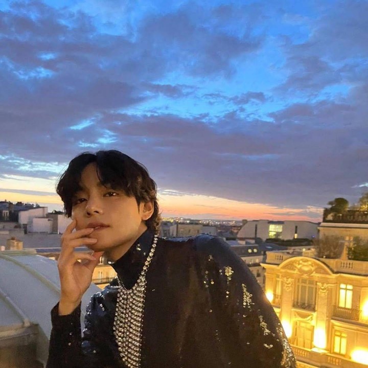 <p>Predikat idol K-Pop tertampan di dunia juga diraih oleh Kim Taehyung. Sama halnya seperti Jungkook, pria yang dikenal dengan nama V BTS ini juga telah sembilan tahun berturut-turut masuk dalam daftar The Most Handsome Man in The World versi TC Candler. (Foto: Instagram @thv)</p>