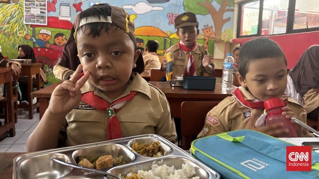Singapura memiliki program makan bergizi gratis yang mirip seperti di Indonesia.