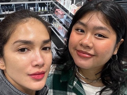 7 Potret Ussy Sulistiawaty Kenang Masa Kecil Putri Sulungnya, Kini Usia 20 Th & Ingin Jadi Dokter Hewan