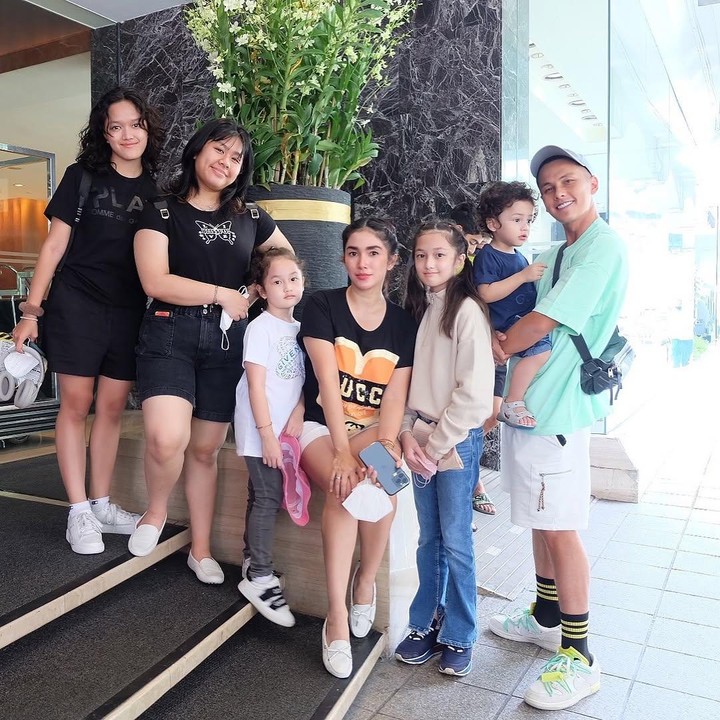 <p>Sebagai anak sulung, Amel dikenal sangat dekat dan sayang dengan adik-adiknya. Meski sudah beranjak dewasa dan memiliki kesibukan, Amel tetap selalu hadir untuk adik-adiknya. (Foto: Instagram @ussypratama)</p>