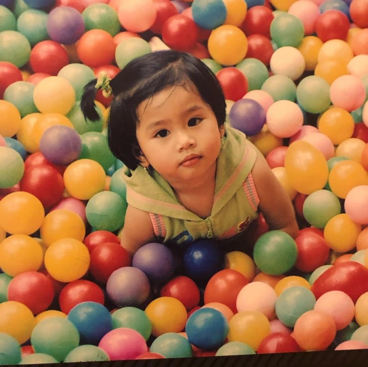 <p>Dalam satu foto, Ussy mengunggah potret Amel saat masih kecil. Amel yang sedang bermain mandi bola terlihat sangat menggemaskan. (Foto: Instagram @ussypratama)</p>