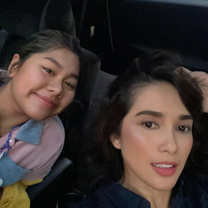 <p>Putri sulung Ussy Sulistiawaty, Nur Amalia Putri atau akrab disapa Amel, baru saja berulang tahun ke-20 pada 7 Januari 2025. Di perayaan ulang tahun sang putri, Ussy membagikan potret tumbuh kembang Amel dari kecil hingga dewasa. (Foto: Instagram @ussypratama)</p>